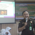 Kasi Intel Kejari Tuban, Muis Ari Guntoro, saat memberikan penyuluhan hukum dalam program JMS di Kecamatan Jenu.