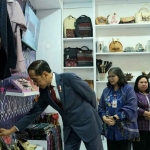 Presiden Joko Widodo saat mengunjungi stan Dekranasda Kota Kediri yang disambut langsung oleh Pj Wali Kota Kediri Zanariah. Foto: Ist