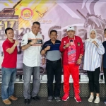 Owner Galaxy Pool and Karaoke, Wahjoedi HS Basuki (dua dari kiri); Ketua KONI Surabaya, Hoslih Abdullah; Ketua Pobsi Surabaya, Tri Didik Adiono; beserta dewan juri saat foto bersama usai pembukaan.