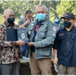 Dirjen KSDAE KLHK, Ir. Wiratno, M.Sc, saat menyerahkan kenang-kenangan buku kepada Koordinator Aliansi Relawan Peduli Lingkungan Kediri, dr. Ari Purnomo Adi. (foto: Muji Harjita/BANGSAONLINE)