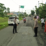 Petugas menunjukkan titik kecelakaan di Jalan Raya Desa Pademawu.