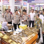 Wakapolres Ngawi, Kompol Haryanto saat melakukan pemantauan harga pangan di Pasar Besar Ngawi, Jalan Sultan Agung, Kamis (28/2/2023).