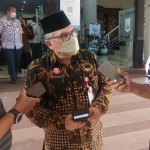 Kepala Dindik Malang, Rahmad, saat diwawancarai wartawan.
