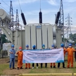 Para petugas yang berhasil menyelesaikan pekerjaan peningkatan kapasitas trafo di GI Kebonagung.