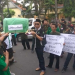 Para pendemo dari GP Ansor saat menggelar aksi didepan kantor Panwaslu Kota Kediri. foto: ARIF KURNIAWAN/ BANGSAONLINE
