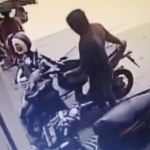 Aksi pelaku yang terekam kamera CCTV melakukan pencurian sepeda motor di sebuah minimarket di Kecamatan Gurah, Kabupaten Kediri.