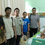  Caleg PDIP Gresik, H. Nashikul bersama jajaran pengurus DPC saat menjenguk korban Nurman yang menjalani perawatan di RSUD Ibnu Sina. Foto: Ist.