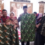 Wali Kota Surabaya Tri Rismaharini didampingi Ketua DPC PDIP Gresik Siti Muafiyah saat mengunjungi batik pitutur Cerme Lor. foto: SYUHUD/ BANGSAONLINE