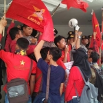 Aksi para mahasiswa saat demo di depan gedung DPRD Tuban. foto: GUNAWAN/ BANGSAONLINE