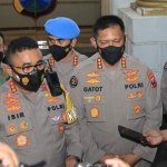 Kapolrestabes Surabaya Kombes Jhonny Eddizon Isir (paling kiri) saat memberikan keterangan pers kepada wartawanm Jumat (30/4/2021). foto: ist.
