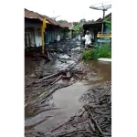 Banjir bandang yang menerjang Desa Sempol Bondowoso. foto: istimewa