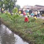 Aksi bersih-bersih sungai yang dilakukan santri Jogokali. foto: RONY S/ BANGSAONLINE