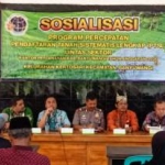 Tim 5 Program PTSL ketika melakukan sosialisasi pada kelompok nelayan Kelurahan Kertosari, kemarin.