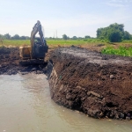Sungai di Kelurahan Dermo Kecamatan Bangil yang sudah dinormalisasi oleh dinas pengairan.