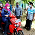 Gubernur Jawa Timur, Khofifah Indar Parawansa, saat membonceng Ketua DPR RI, Puan Maharani, untuk mengelilingi Pulau Oksigen di Sumenep.