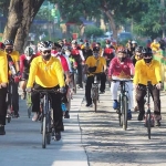 Wali Kota Madiun, Maidi bersama kepala OPD dan sejumlah awak media menyusuri jalur sepeda, Jumat (13/11/2020) pagi. (foto: ist)