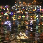 Para wisatawan saat menikmati suasana malam Kota Surabaya dengan naik perahu. foto: ist