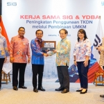 Direktur Utama SIG Donny Arsal (ketiga dari kiri), didampingi jajaran direksi saat penandatanganan perjanjian kerja sama peningkatan penggunaan TKDN dengan YDBA melalui pembinaan UMKM, di Hotel Sheraton, Jakarta. foto: ist.
