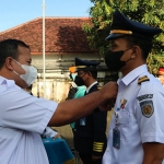 Vice President Daop 7 Madiun, Hendra Wahyono, ketika menyematkan pita secara simbolis kepada petugas pengamanan lebaran.