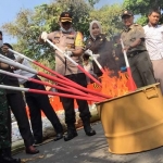 Kapolres Kediri Kota bersama Forkopimda saat membakar barang bukti pil koplo dan sabu-sabu. foto: ARIF K/ BANGSAONLINE