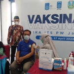 Ikatan Alumni Institut Teknologi Sepuluh Nopember (IKA ITS) Jatim menggelar vaksinasi di Graha ITS, Selasa (27/4/2021).