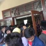 Mahasiswa saat merangksek masuk gedung rektorat. foto: beritajatim