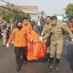 Petugas BPBD dan Satpol PP Kota Surabaya saat mengevakuasi korban kecelakaan, Rabu (27/3/2024). Foto: Dok. BPBD Surabaya.