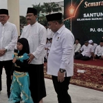 Wali Kota Pasuruan Saifullah Yusuf (tengah) bersama Pj Sekda Provinsi Jatim dan Ketua Baznas saat penyerahan santunan.