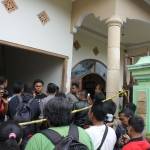 Suasana Olah TKP di Rumah Korban. foto : try susanto/bangsaonline