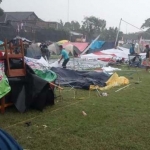 Tenda peserta Jambore Kwartir Cabang Gerakan Pramuka Kabupaten Bojonegoro yang porak-poranda usai diterjang angin.