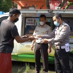 Kasatlantas Polres Pasuruan AKP Yudhi Anugrah Putra saat melayani warga di Desa Ngantungan, Kecamatan Pasrepan, Kabupaten Pasuruan.