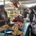 Beberapa ibu guru saat sedang berbelanja daging ayam di Pasar Bence Kota Kediri. Foto: Ist