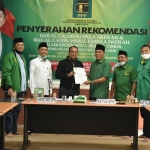Ketua PPP Gresik Achmad Nadlir mewakili pasangan Niat menerima surat tugas dari Ketua DPW PPP Jatim Musyafa