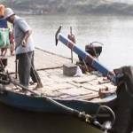 PENYEBERANGAN – Perahu tambang di sungai Brantas yang kini berhenti operasi karena kesulitan solar. foto : ahmad gunadhi/BangsaOnline