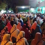 Warga NU dan Muslimat NU dalam acara Selamatan Khofifah-Emil di halaman Institut Agama Islam Al-Khozini (IAIA). foto: MMA/bangsaonline.com