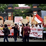 Ratusan warga Babatan, Ngancar, saat menggelar aksi demo di depan Kantor DPRD Kabupaten Kediri, Selasa (10/3).