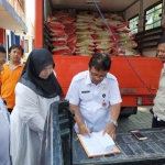 Kepala Pelaksana BPBD Gresik, Tarso Sagito, S.H.,M.Hum saat meneken berita acara pengiriman bantuan ke Palu. foto: SYUHUD/ BANGSAONLINE