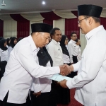 Wali Kota Pasuruan Saifullah Yusuf saat menyerahkan SK PPPK kepada salah satu pegawai, Rabu (2/8) malam.
