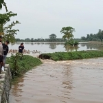 Tim BPBD Kabupaten Kediri bersama relawan tanggap bencana desa dan perangkat desa saat meninjau tanggul Sungai Bogokerep yang jebol di Dusun Beji, Desa Cengkok, Kecamatan Tarokan.
