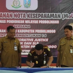 Kajari Kabupaten Probolinggo, David Palapa Duarsa, saat menandatangani MoU ketika launching Rumah Rukun.