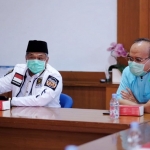 Ketua DPW PKS Jatim, Irwan Setiawan (berkopiah) saat berdiskusi bersama para tenaga kesehatan beberapa waktu lalu. foto: istimewa