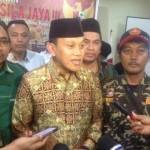 Sekjen DPP PKB Abdul Kadir Karding memberikan keterangan usai talkshow Kebangsaan Pancasila Jaya di Graha Pemuda Anshor, Senin (18/4). foto: rakisa/ BANGSAONLINE