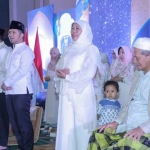 Gubernur Khofifah bersama wakilnya, Emil Elestianto Dardak beserta segenap jajaran Forkopimda di Jawa Timur saat menghadiri Dzikir, Doa, dan Sholawat Bersama menyambut Tahun Baru 2024.