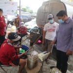 Wali Kota Kediri Abdullah Abu Bakar saat meninjau distribusi minyak goreng curah di Pasar Setonobetek. foto: ist.