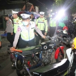 Anggota Polres Ngawi, mengamankan sepeda motor yang tidak menggunakan nomor polisi dan tidak dilengkapi surat kendaraan.