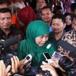Mensos Khofifah Indar Parawansa menjawab pertanyaan wartawan. (foto: ferry/BANGSAONLINE)