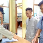 dua pelamar menyerahkan berkas kepada petugas. foto: iwan irawan/BANGSAONLINE