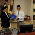 Prof Dr KH Asep Saifuddin Chalim, MA saling tukar cindera mata dengan Rais KUPUBS Rais KUPUSB Dr Haji Adanan bin Haji Basar di Kampus KUPUBS Brunei Darussalam. Foto: M Mas