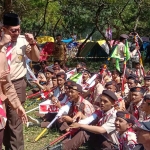 Kwartir Cabang Gerakan Pramuka Kabupaten Malang saat menyambut anak-anak yang mengikuti Jambore di Bumi Perkemahan Coban Rondo.