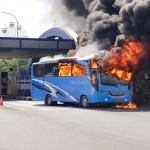 Kondisi bus pariwisata saat dilalap api di dekat Pintu Masuk Tol Menanggal.